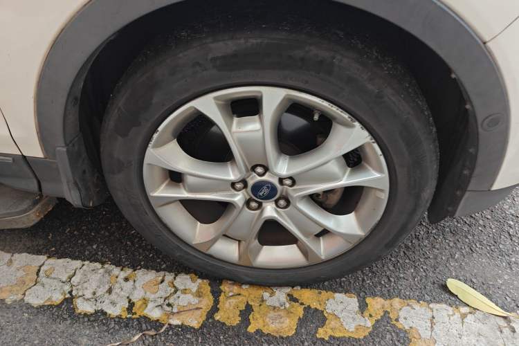 Used Ford Kuga 2013 2.0L GTDi Four-Wheel-Drive Sport Model Right Front Wheel Hub