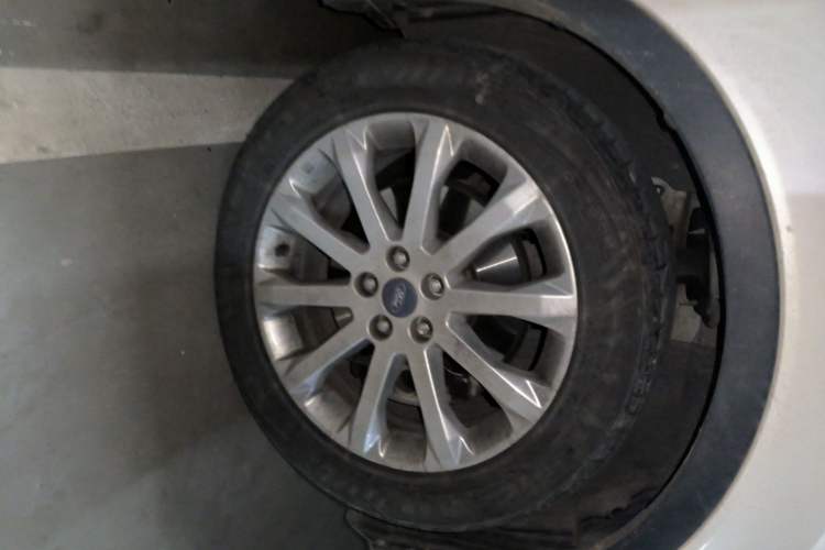 Used Ford Kuga 2013 2.0L GTDi Four-Wheel-Drive Sport Model Right Front Wheel Hub