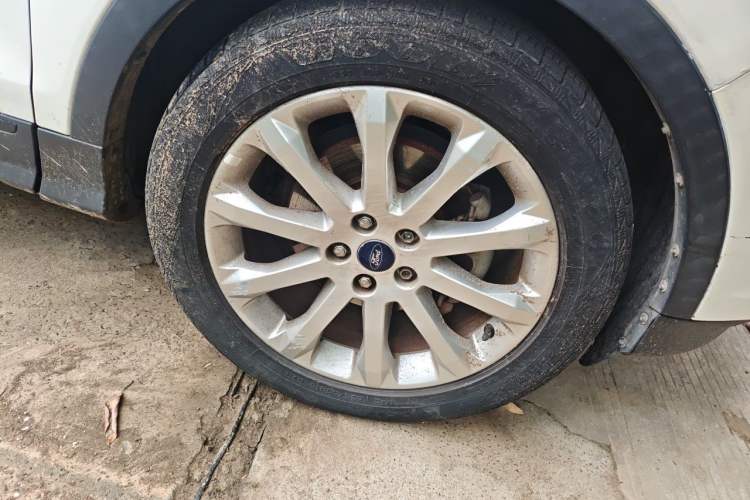 Used Ford Kuga 2013 1.6L GTDi Two-Wheel-Drive Trend Model Right Front Wheel Hub