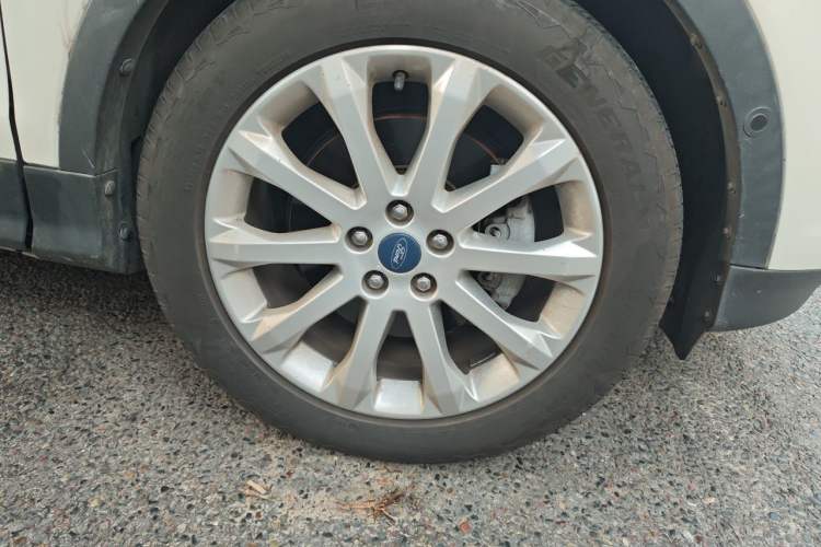 Used Ford Kuga 2013 2.0L GTDi Four-Wheel Drive Premium Model Right Front Wheel Hub