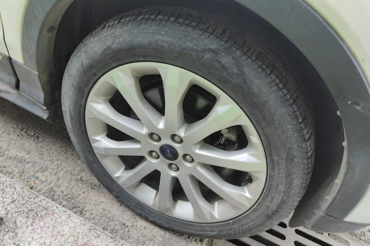 Used Ford Kuga 2013 1.6L GTDi 4x4 Elite Model Right Front Wheel Hub