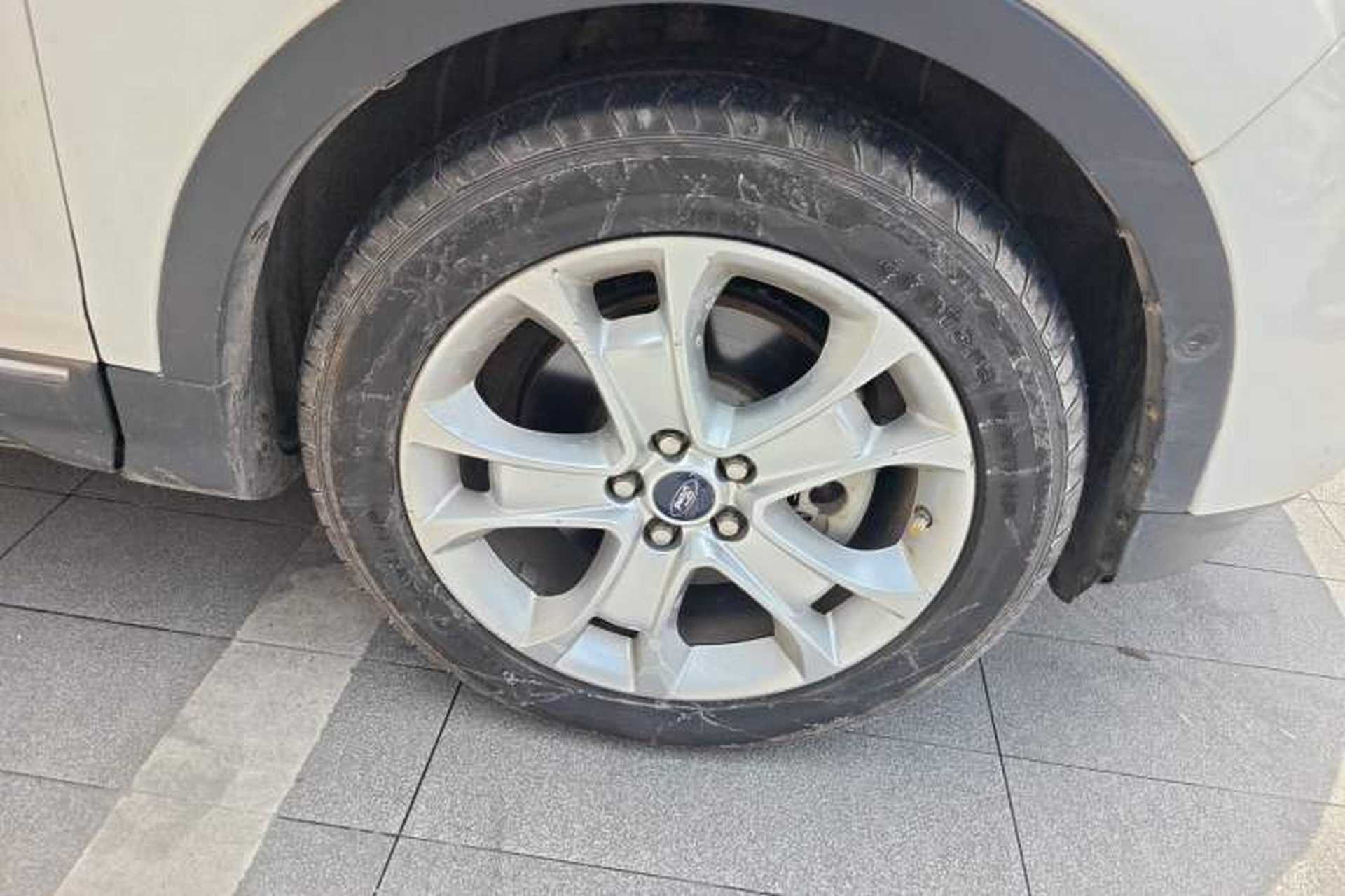 Used Ford Kuga 2013 2.0L GTDi Four-Wheel-Drive Sport Model Right Front Wheel Hub