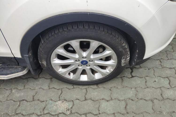 Used Ford Kuga 2013 1.6L GTDi Two-Wheel-Drive Comfort Model Right Front Wheel Hub