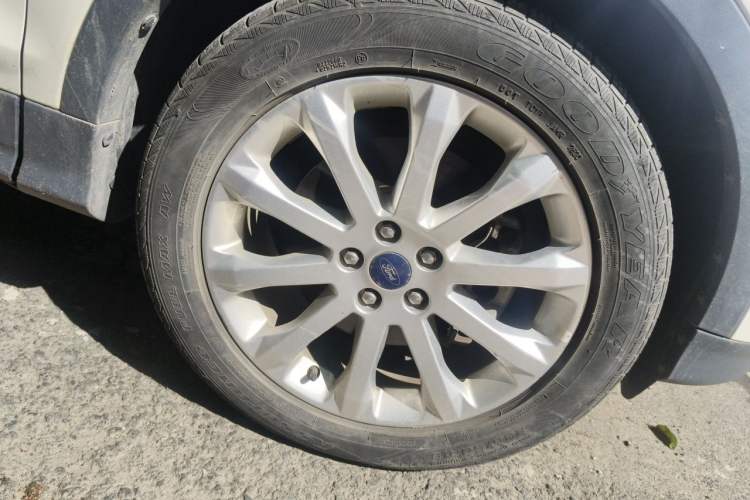 Used Ford Kuga 2013 1.6L GTDi 4x4 Elite Model Right Front Wheel Hub