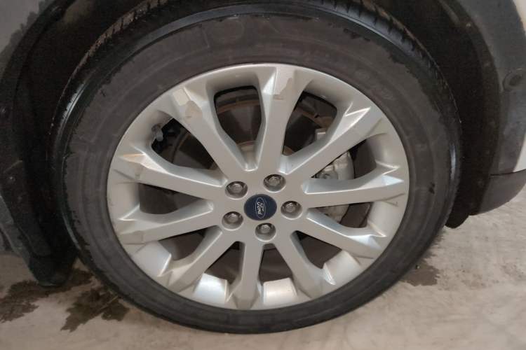 Used Ford Kuga 2013 2.0L GTDi Four-Wheel Drive Premium Model Right Front Wheel Hub