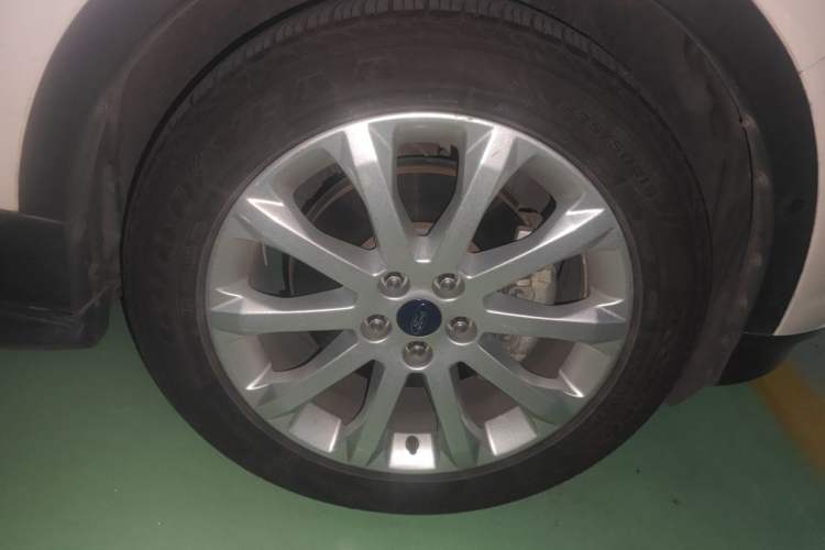 Used Ford Kuga 2013 2.0L GTDi Four-Wheel-Drive Sport Model Right Front Wheel Hub