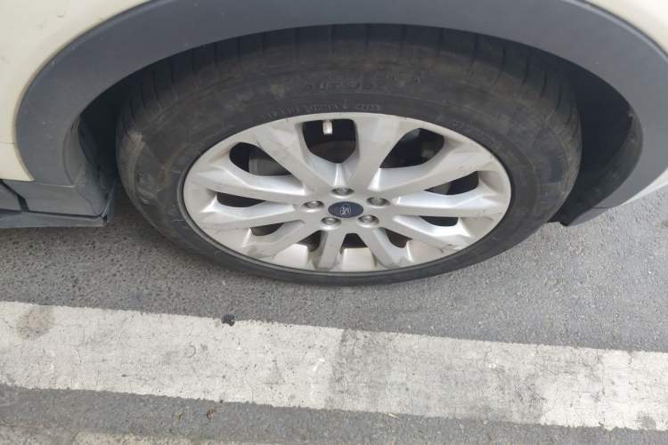Used Ford Kuga 2013 2.0L GTDi Four-Wheel-Drive Elite Model Right Front Wheel Hub