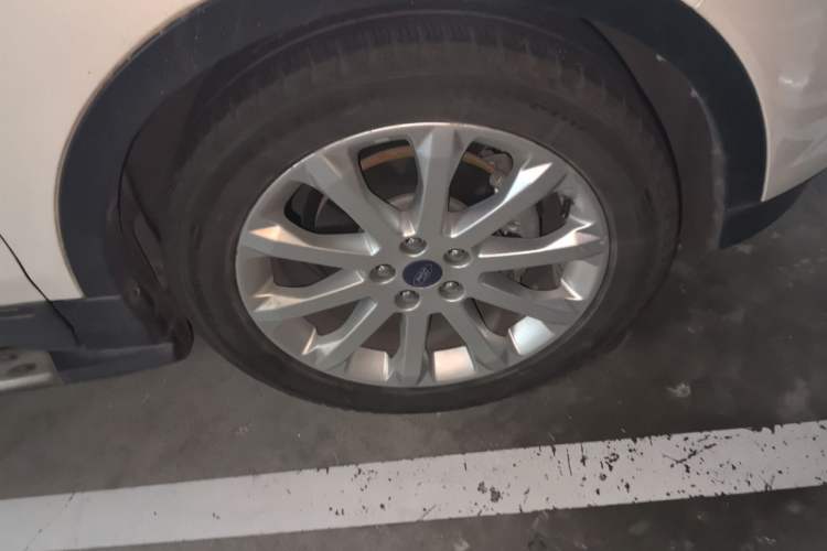 Used Ford Kuga 2013 1.6L GTDi Two-Wheel-Drive Trend Model Right Front Wheel Hub