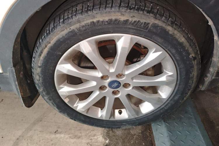 Used Ford Kuga 2013 2.0L GTDi Four-Wheel-Drive Elite Model Right Front Wheel Hub