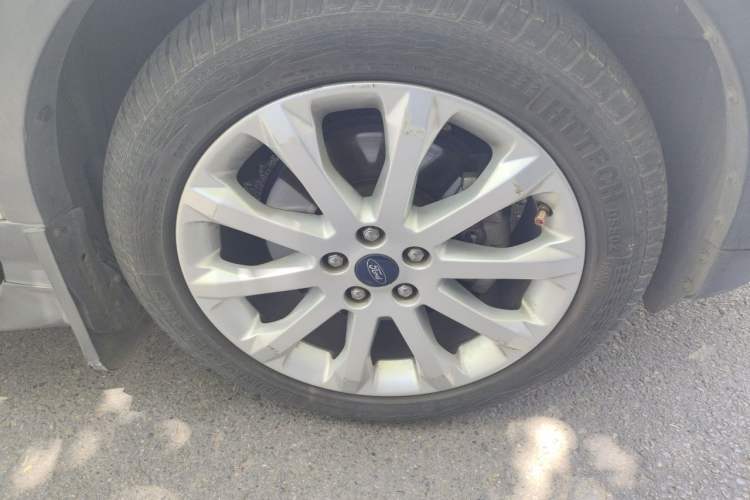 Used Ford Kuga 2013 2.0L GTDi Four-Wheel Drive Premium Model Right Front Wheel Hub