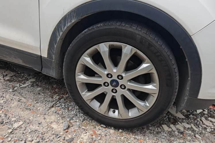 Used Ford Kuga 2013 1.6L GTDi Two-Wheel-Drive Comfort Model Right Front Wheel Hub