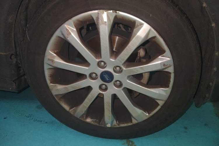 Used Ford Kuga 2013 1.6L GTDi Two-Wheel-Drive Trend Model Right Front Wheel Hub