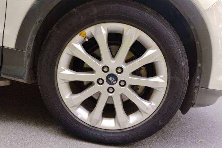 Used Ford Kuga 2013 1.6L GTDi Two-Wheel-Drive Trend Model Right Front Wheel Hub