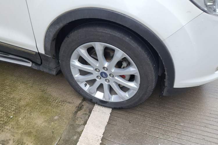 Used Ford Kuga 2013 1.6L GTDi Two-Wheel-Drive Trend Model Right Front Wheel Hub