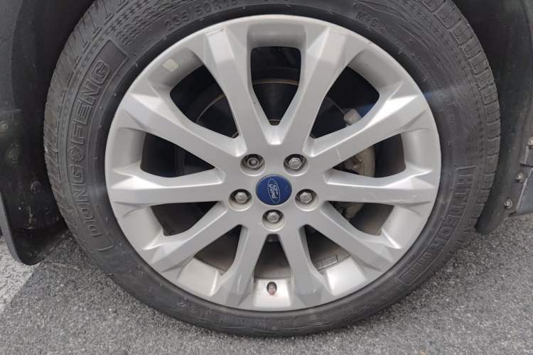 Used Ford Kuga 2013 1.6L GTDi Two-Wheel-Drive Comfort Model Right Front Wheel Hub