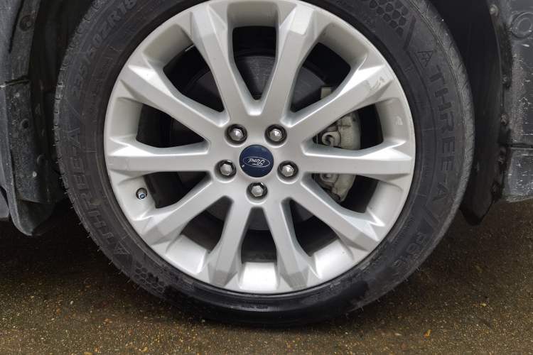 Used Ford Kuga 2013 2.0L GTDi Four-Wheel Drive Premium Model Right Front Wheel Hub