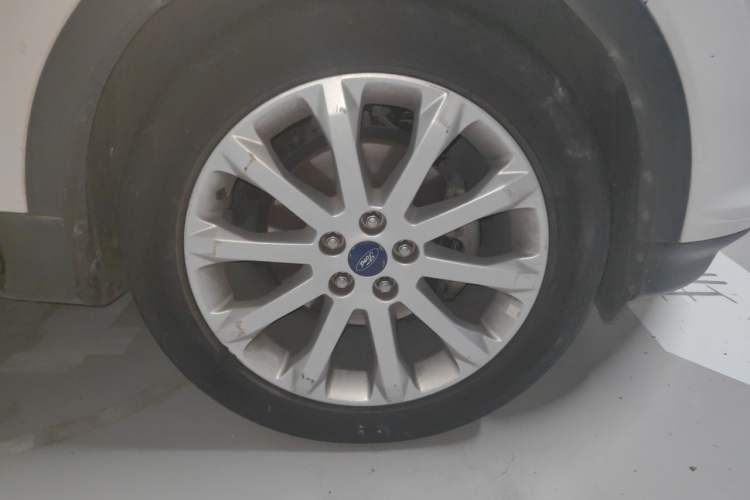 Used Ford Kuga 2013 1.6L GTDi Two-Wheel-Drive Trend Model Right Front Wheel Hub