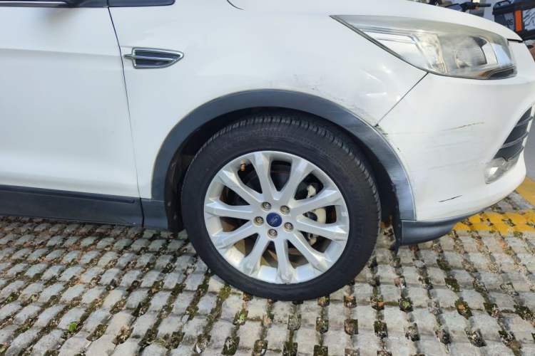 Used Ford Kuga 2013 1.6L GTDi Two-Wheel-Drive Trend Model Right Front Wheel Hub