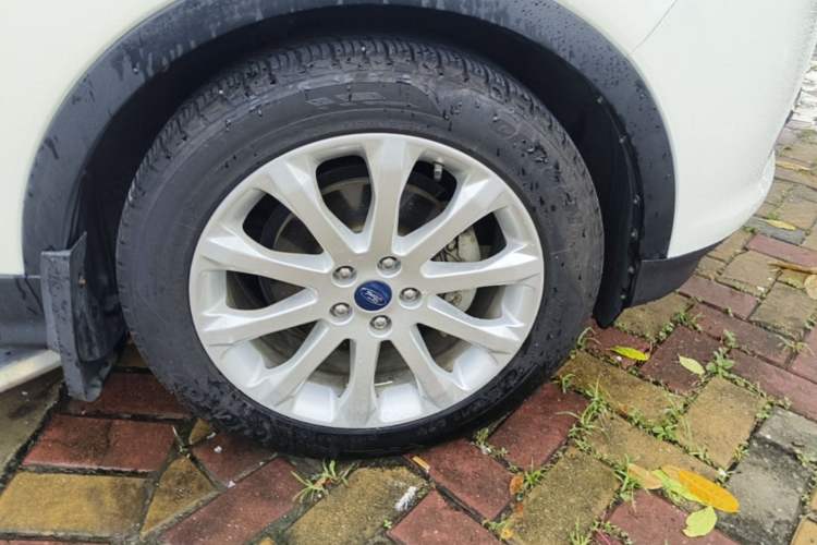 Used Ford Kuga 2013 1.6L GTDi Two-Wheel-Drive Comfort Model Right Front Wheel Hub