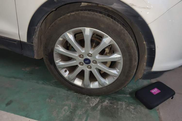 Used Ford Kuga 2013 1.6L GTDi Two-Wheel-Drive Trend Model Right Front Wheel Hub