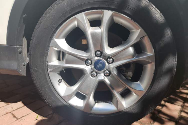 Used Ford Kuga 2013 2.0L GTDi Four-Wheel-Drive Sport Model Right Front Wheel Hub