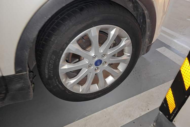 Used Ford Kuga 2013 1.6L GTDi 4x4 Elite Model Right Front Wheel Hub