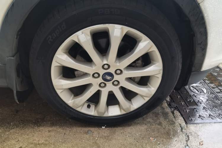 Used Ford Kuga 2013 2.0L GTDi Four-Wheel Drive Premium Model Right Front Wheel Hub