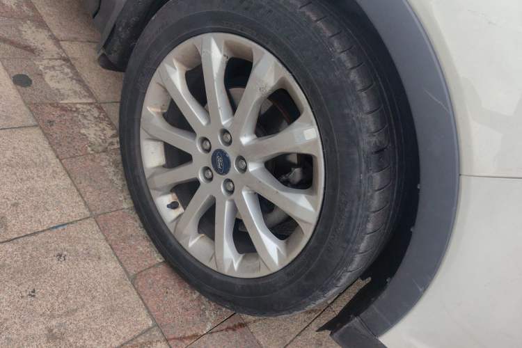 Used Ford Kuga 2013 1.6L GTDi Two-Wheel-Drive Trend Model Right Front Wheel Hub