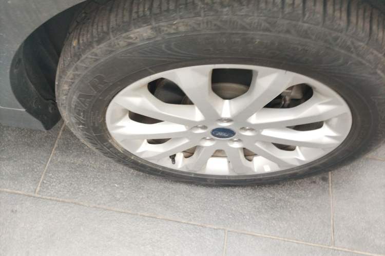 Used Ford Kuga 2013 2.0L GTDi Four-Wheel-Drive Elite Model Right Front Wheel Hub