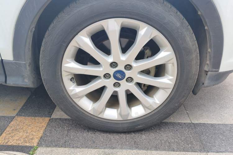 Used Ford Kuga 2013 1.6L GTDi Two-Wheel-Drive Comfort Model Right Front Wheel Hub