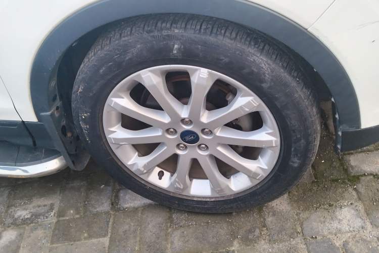 Used Ford Kuga 2013 1.6L GTDi Two-Wheel-Drive Trend Model Right Front Wheel Hub