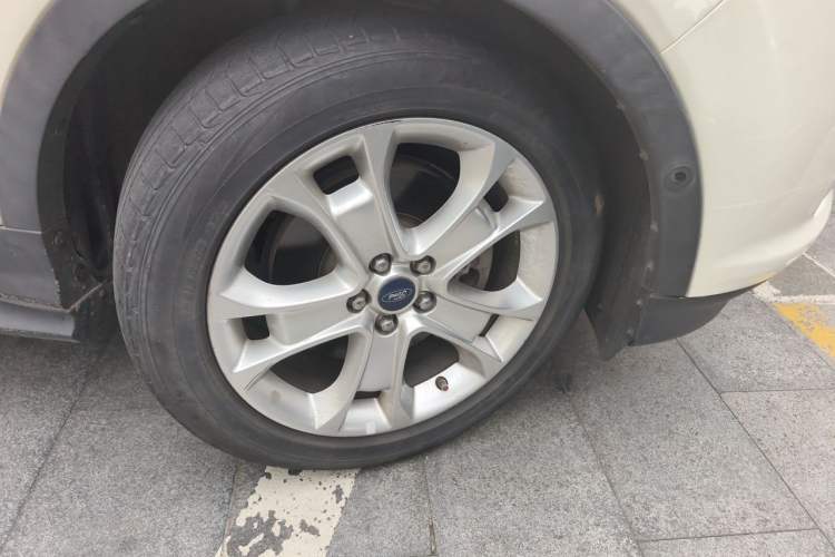 Used Ford Kuga 2013 2.0L GTDi Four-Wheel-Drive Sport Model Right Front Wheel Hub