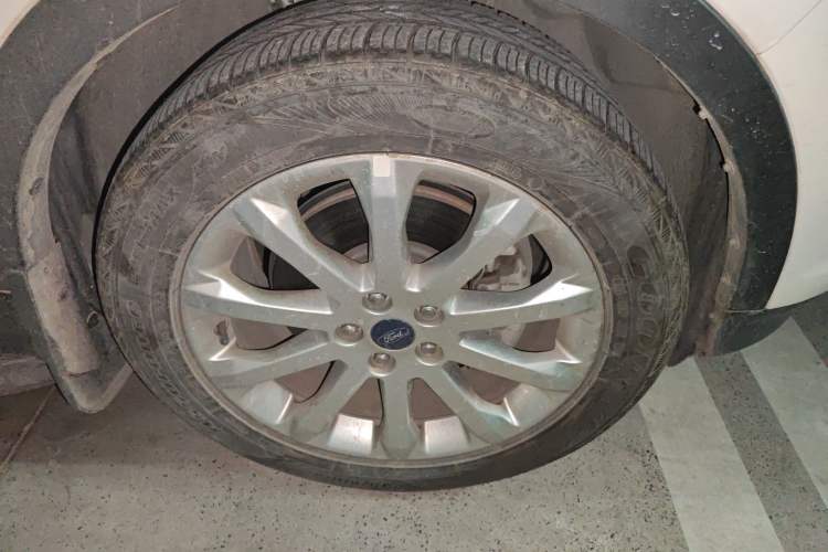 Used Ford Kuga 2013 1.6L GTDi 4x4 Elite Model Right Front Wheel Hub