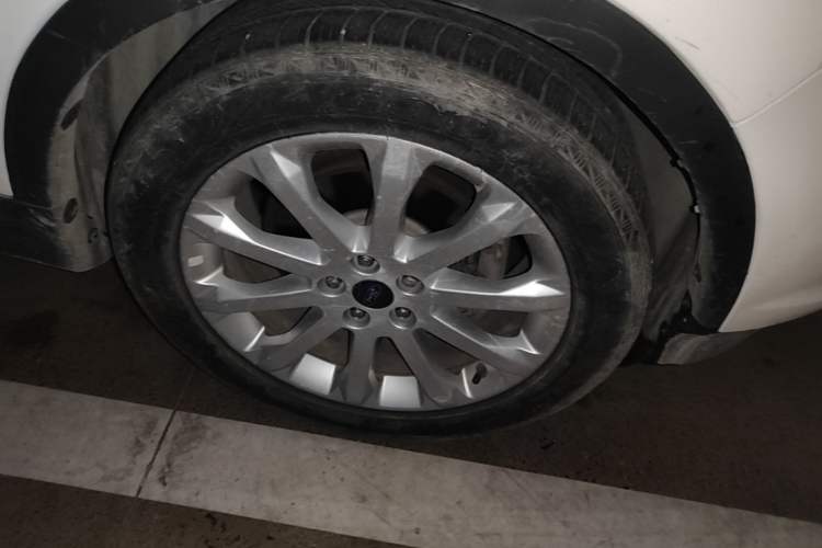 Used Ford Kuga 2013 1.6L GTDi Two-Wheel-Drive Trend Model Right Front Wheel Hub