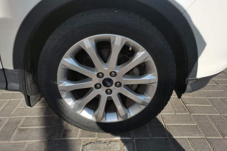 Used Ford Kuga 2013 1.6L GTDi Two-Wheel-Drive Comfort Model Right Front Wheel Hub
