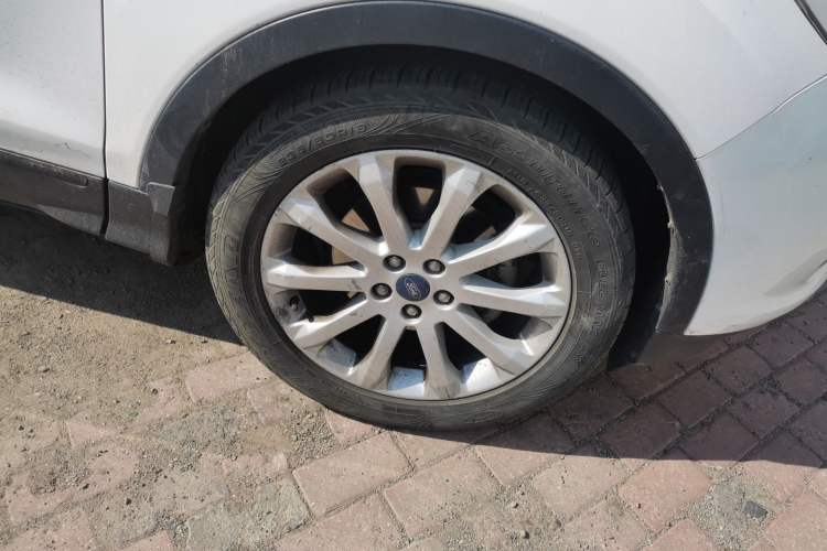 Used Ford Kuga 2013 1.6L GTDi Two-Wheel-Drive Trend Model Right Front Wheel Hub