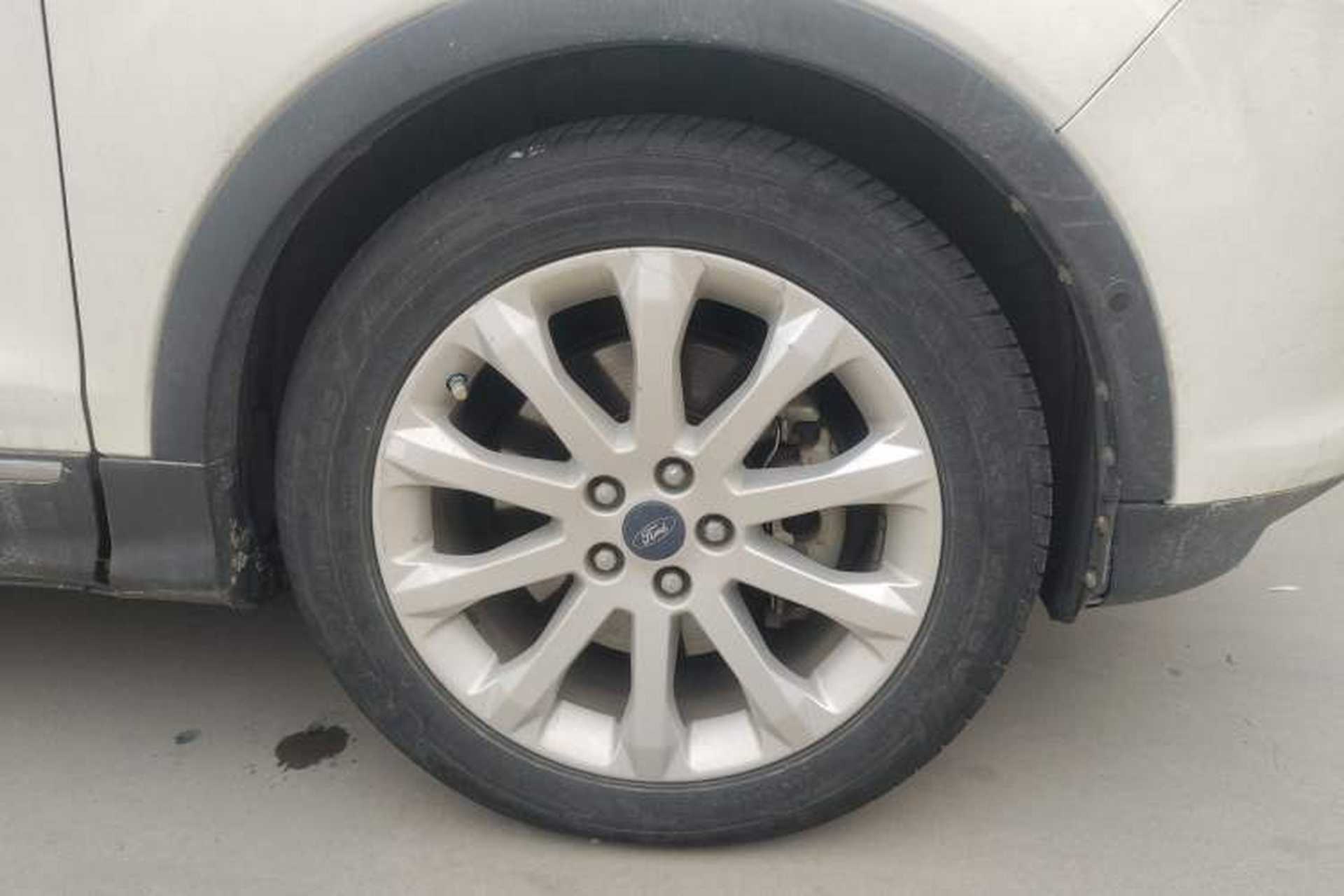 Used Ford Kuga 2013 2.0L GTDi Four-Wheel Drive Premium Model Right Front Wheel Hub