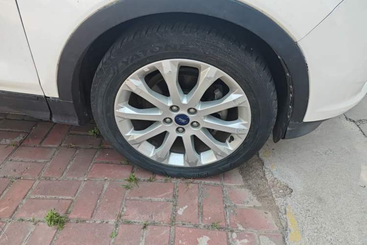 Used Ford Kuga 2013 1.6L GTDi Two-Wheel-Drive Trend Model Right Front Wheel Hub