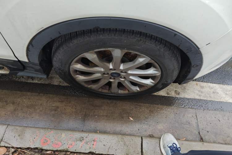 Used Ford Kuga 2013 2.0L GTDi Four-Wheel-Drive Sport Model Right Front Wheel Hub