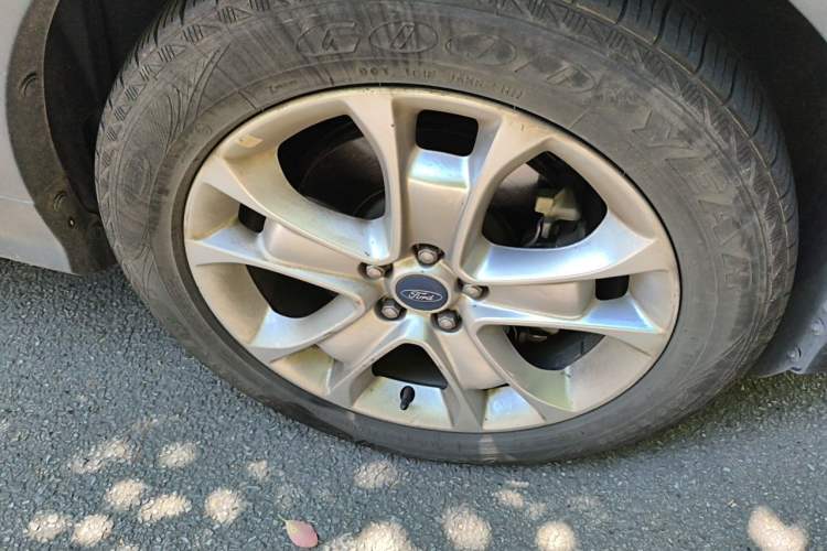 Used Ford Kuga 2013 2.0L GTDi Four-Wheel-Drive Sport Model Right Front Wheel Hub