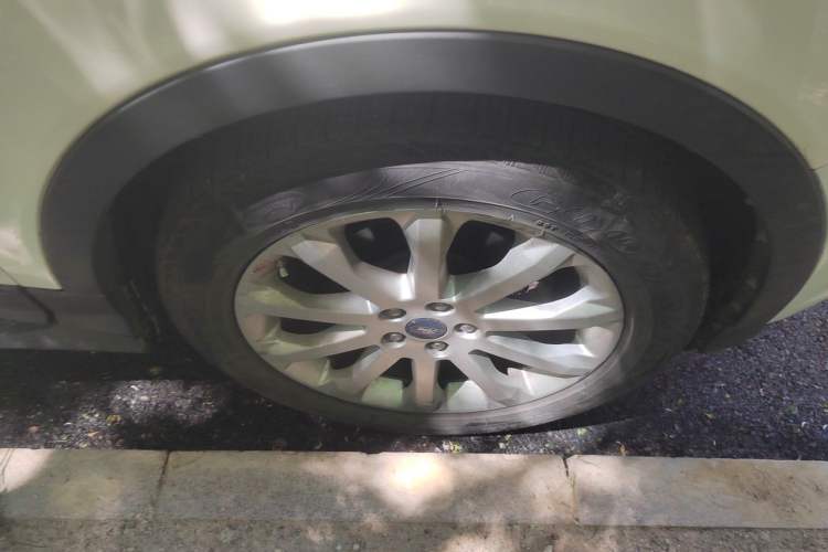 Used Ford Kuga 2013 1.6L GTDi Two-Wheel-Drive Trend Model Right Front Wheel Hub