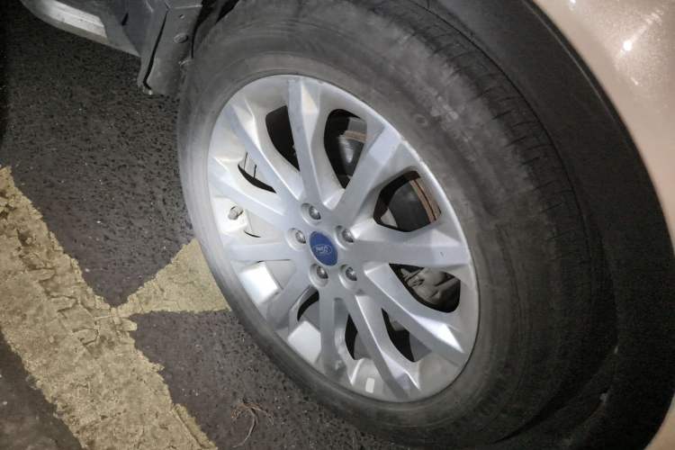 Used Ford Kuga 2013 1.6L GTDi Two-Wheel-Drive Trend Model Right Front Wheel Hub