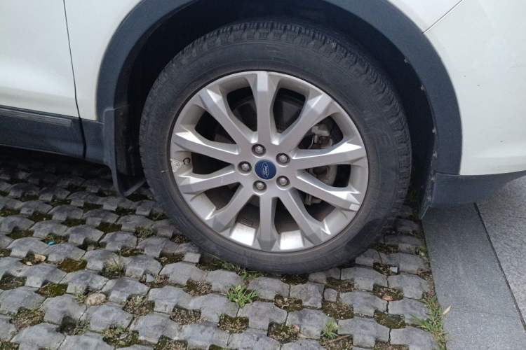 Used Ford Kuga 2013 1.6L GTDi 4x4 Elite Model Right Front Wheel Hub