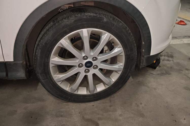 Used Ford Kuga 2013 1.6L GTDi Two-Wheel-Drive Trend Model Right Front Wheel Hub
