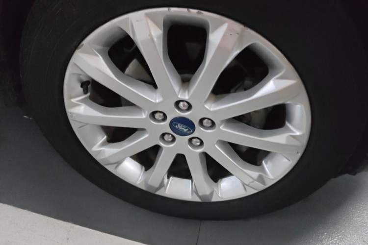 Used Ford Kuga 2013 2.0L GTDi Four-Wheel-Drive Elite Model Right Front Wheel Hub