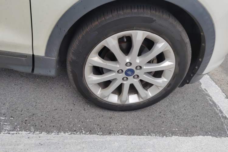 Used Ford Kuga 2013 1.6L GTDi Two-Wheel-Drive Trend Model Right Front Wheel Hub