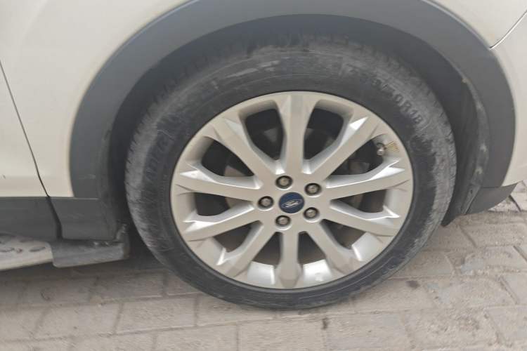 Used Ford Kuga 2013 1.6L GTDi Two-Wheel-Drive Trend Model Right Front Wheel Hub