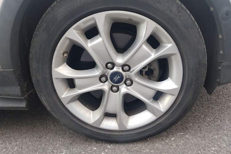Used Ford Kuga 2013 2.0L GTDi Four-Wheel-Drive Sport Model Right Front Wheel Hub