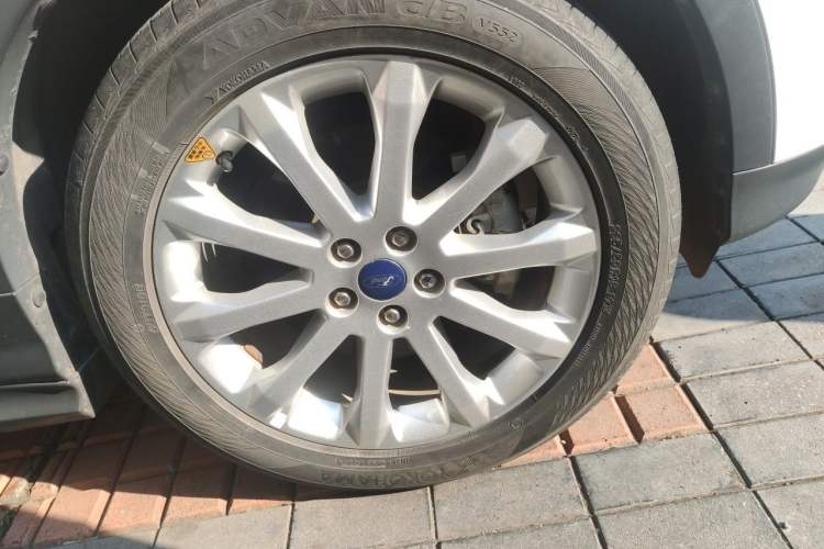 Used Ford Kuga 2013 1.6L GTDi 4x4 Elite Model Right Front Wheel Hub