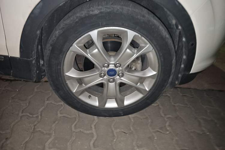 Used Ford Kuga 2013 2.0L GTDi Four-Wheel-Drive Sport Model Right Front Wheel Hub